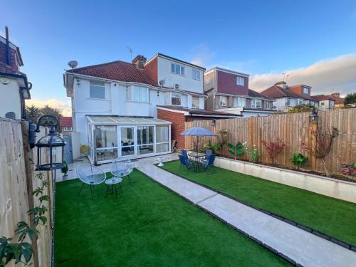 Hale House | 4Bed House with parking and GYM in London Edgware
