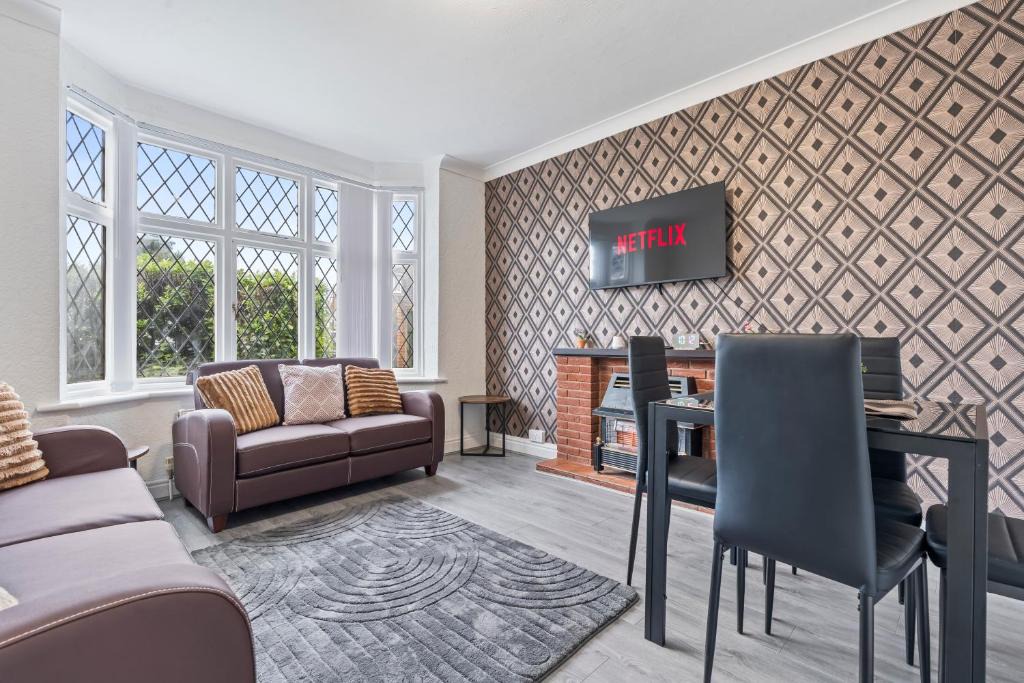 Acresford Apartment | 4Bed Serviced Accommodation Near NEC, Airport &JLR