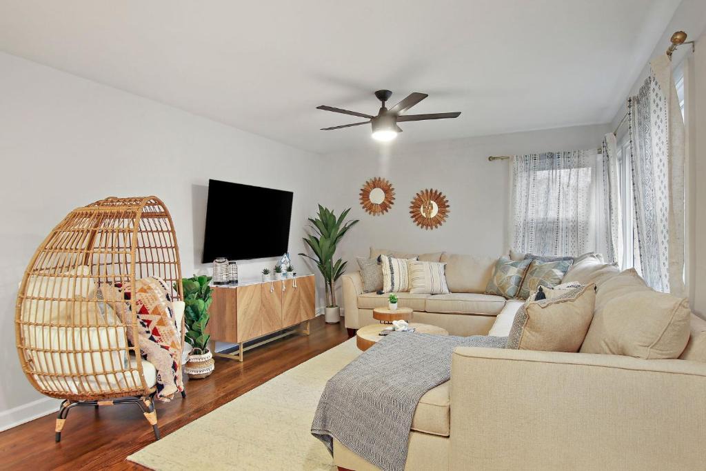 West Chicago House | 4BR Boho Oasis - Kid Haven, Library, Perf Location, Parking