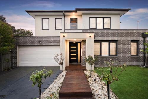 Doncaster House | 4BR Doncaster Home Dual Ensuites & Deck