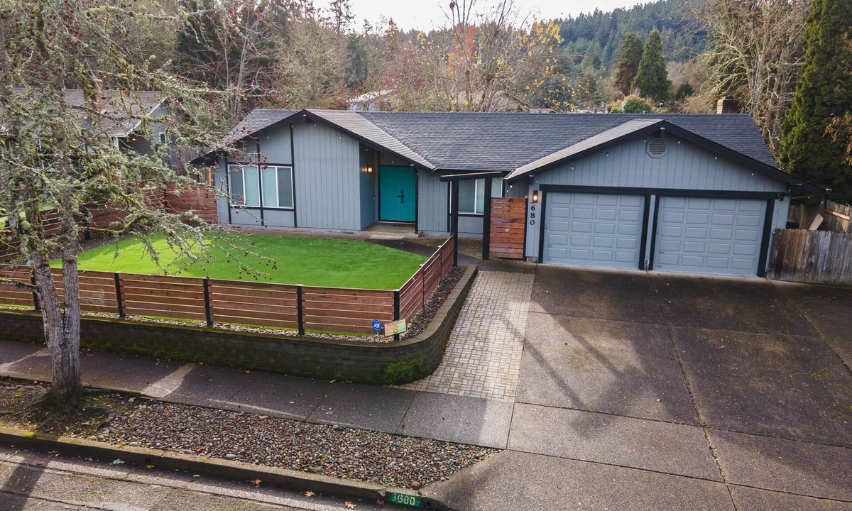 Western House | 4BR-Fun-Festive-House