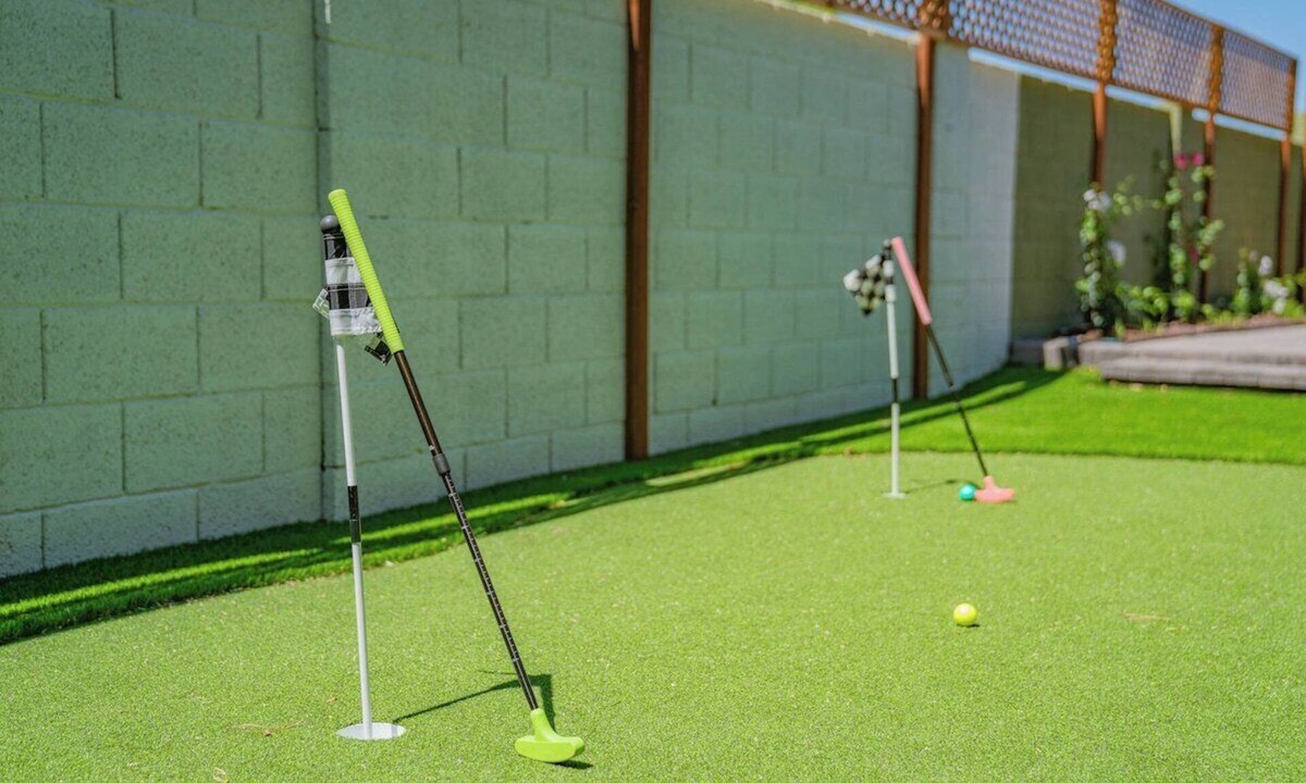 Glendale House | 4BR: Game Room, Putting Green, Bar & Themed Rooms