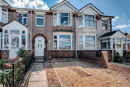 Wyken Apartment | 4BR House - Sleeps 7 - Business & Leisure - Wi-Fi - with Bathtub - 93HRC