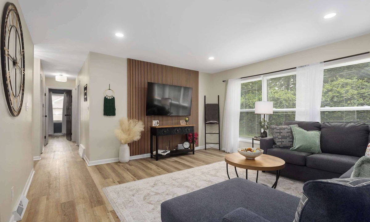 Lee's Summit House | 4BR | King Beds + Ping Pong + Darts | Near FIFA