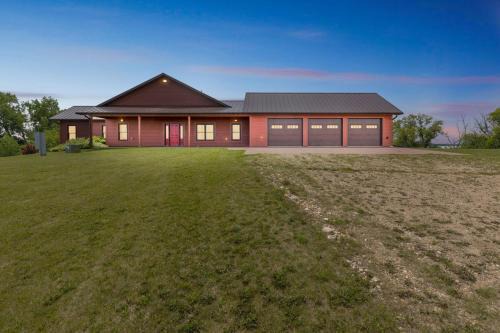 Crary Villa | 4BR Lakefront - Fishing, Dogs OK - Devils Lake