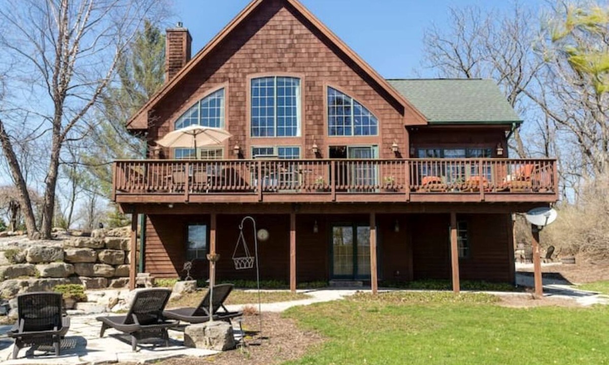 Lake Geneva House | 4BR Lodge Near Lake Geneva - Sitting Pool, Hot Tub, Sauna, Lake Views on 3 Acres