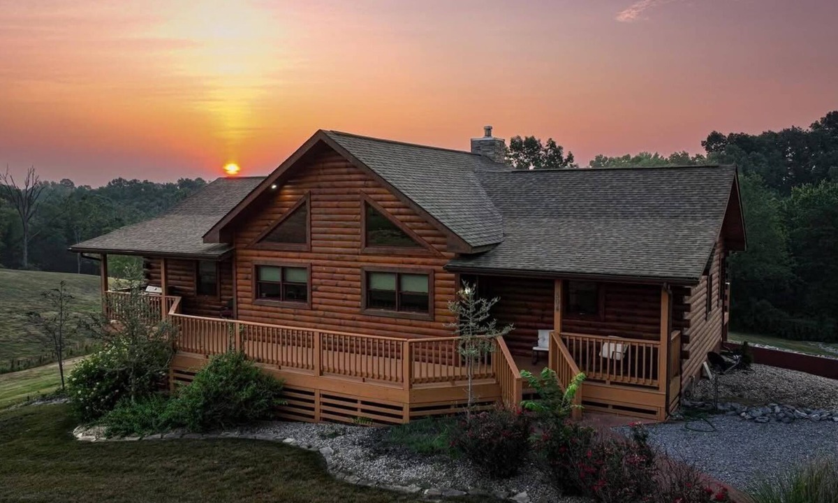 Makanda Cabin | 4BR Log Cabin · Fireplace, Bar & Game Room