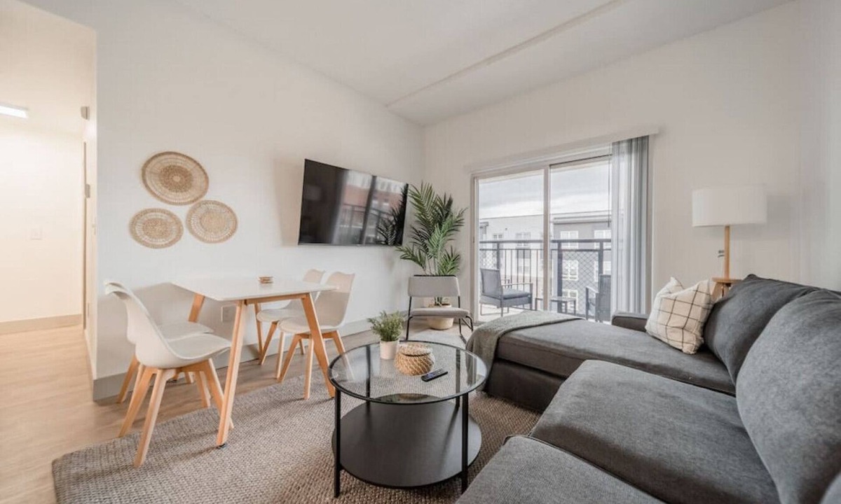 Charlotte Center City Apartment | 4BR Modern Apt Central Location near Spectrum Std
