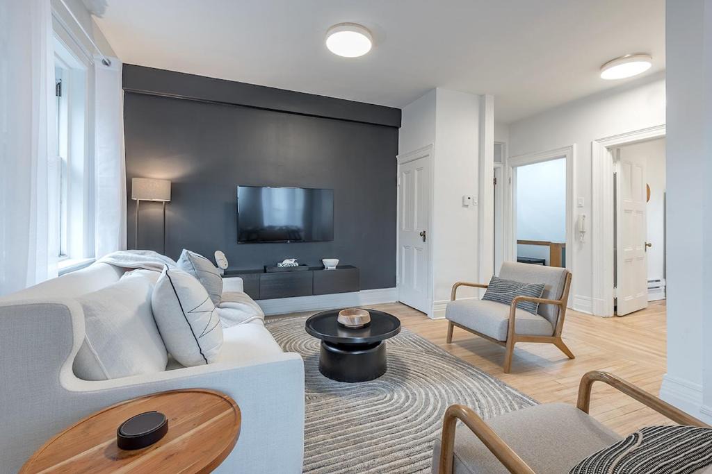 Downtown Montreal Apartment | 4BR Penthouse - Parking - 2 King & 2 Queen