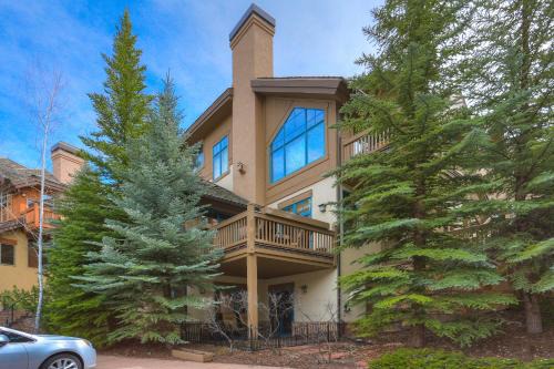 Edwards House | 4BR Plus Den Platinum Townhome, Walk to lift townhouse