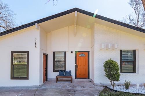 Sweetbriar House | 4BR South Congress Group Retreat King Bed Rain Shower & Fenced yard