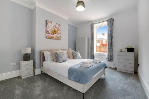 Westoe House | 4BR South Shields Stay Sleeps 8 by Stay With Us