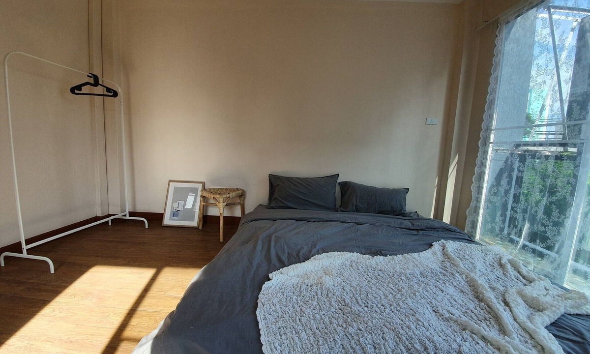 Din Daeng House | 4BR townhouse above 7-11, 10mins walk to trains, local food