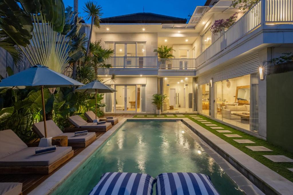Batu Bolong Apartment | 4BR Villa, Private Pool, Walk to Beach