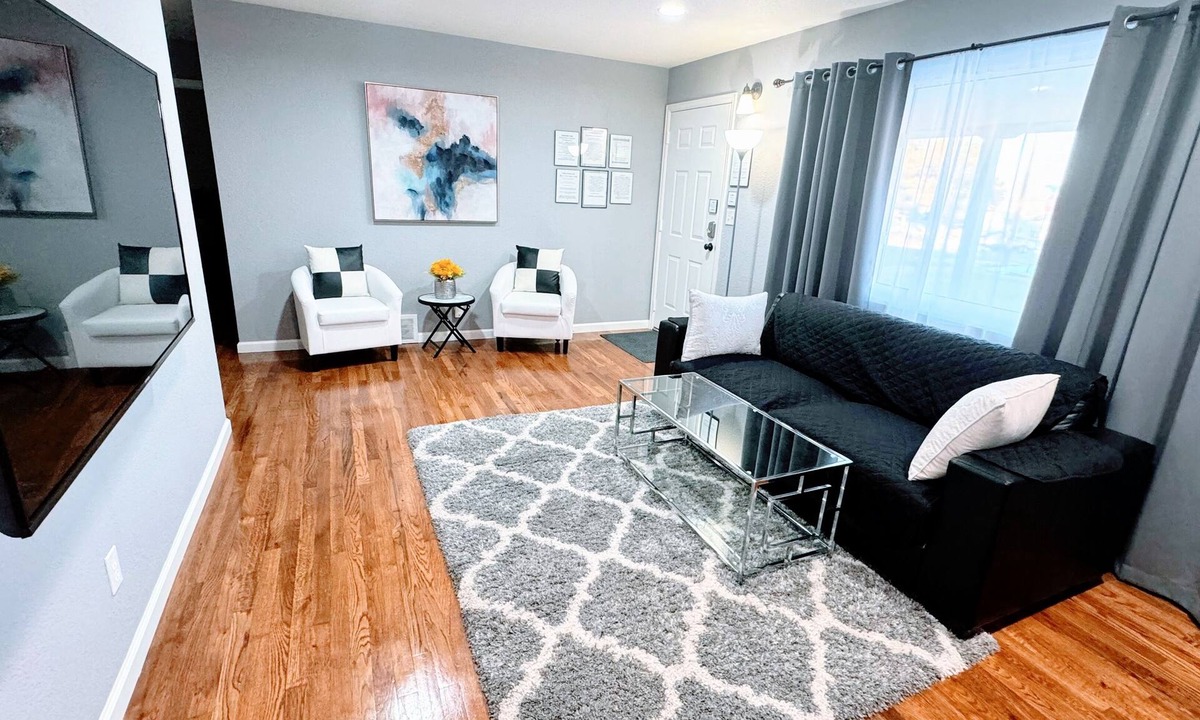 Dupont House | 4Kings, 4Bath, 2Kitchens, 2LivingRms w/Easy access to Downtown & Red Rocks