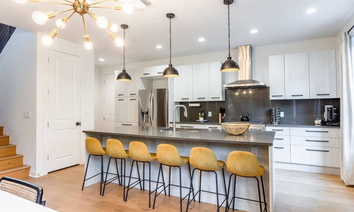 Govalle House | 5 000 SQ FT Private 10br Compound DT 6 Min Drive