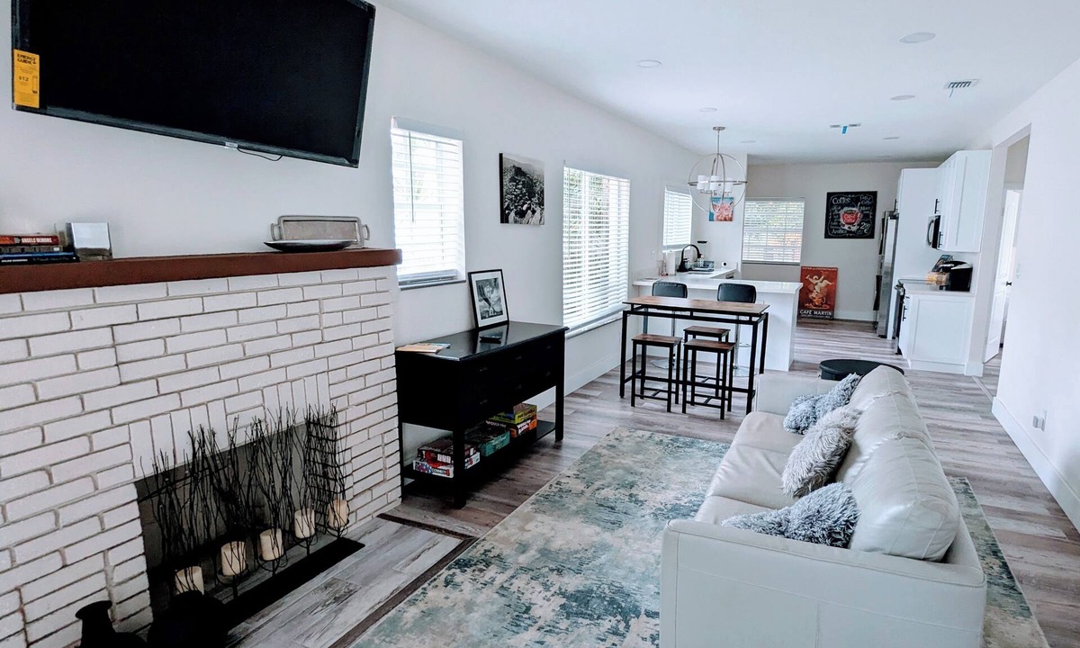 Liberty City House | 5-15 minutes to EVERYTHING Wynwood and Miami! Your urban oasis awaits!