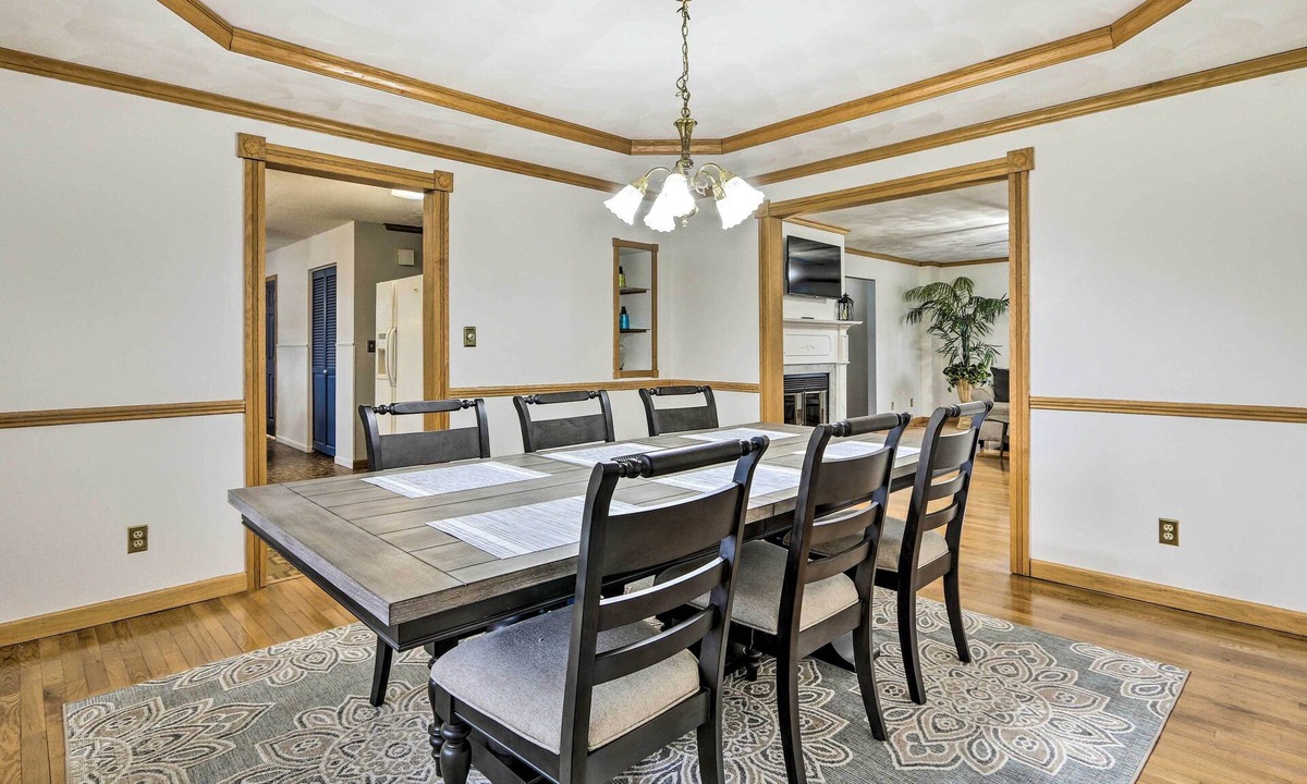 Pickerington Cottage | 5-acre Vacation Home w/Woods & Hiking Ground