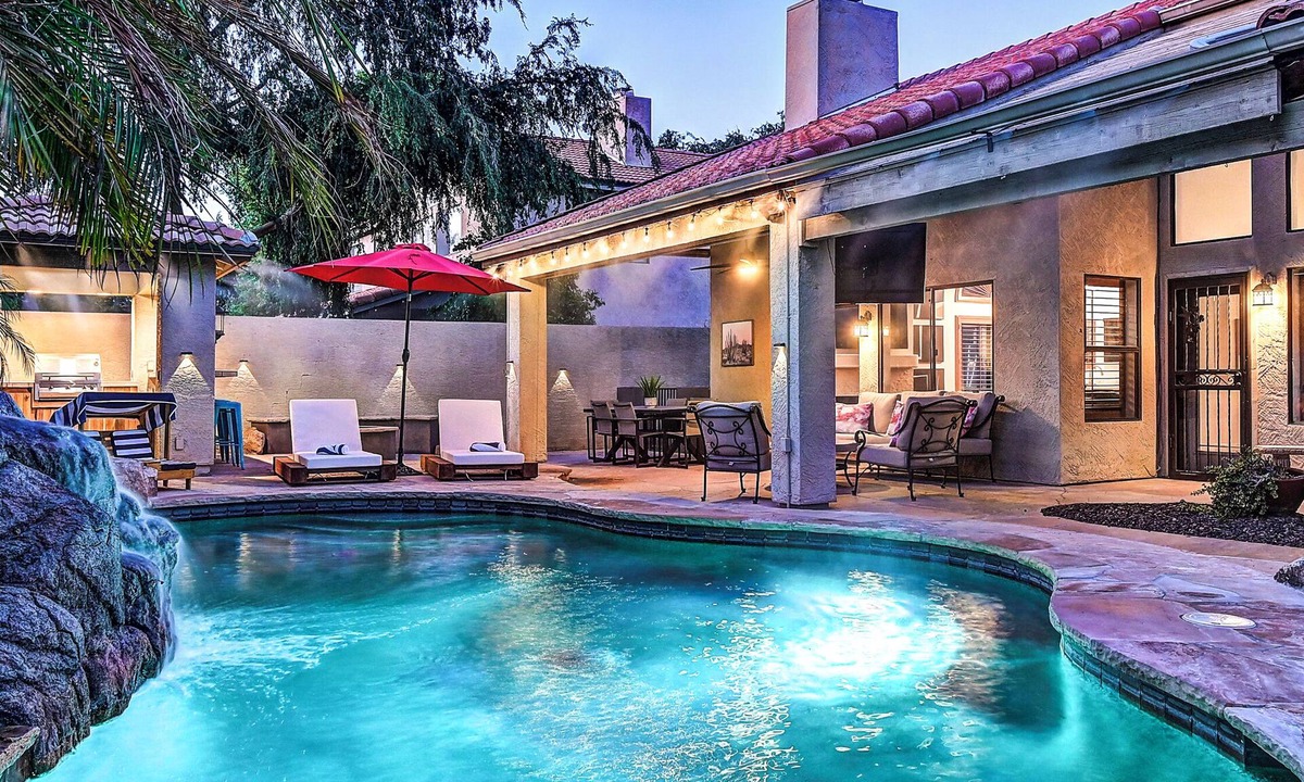 Paradise Park Vista House | 5 Bdrm Entertainers Dream Home. Game Room, HTD Pool and Backyard Oasis!