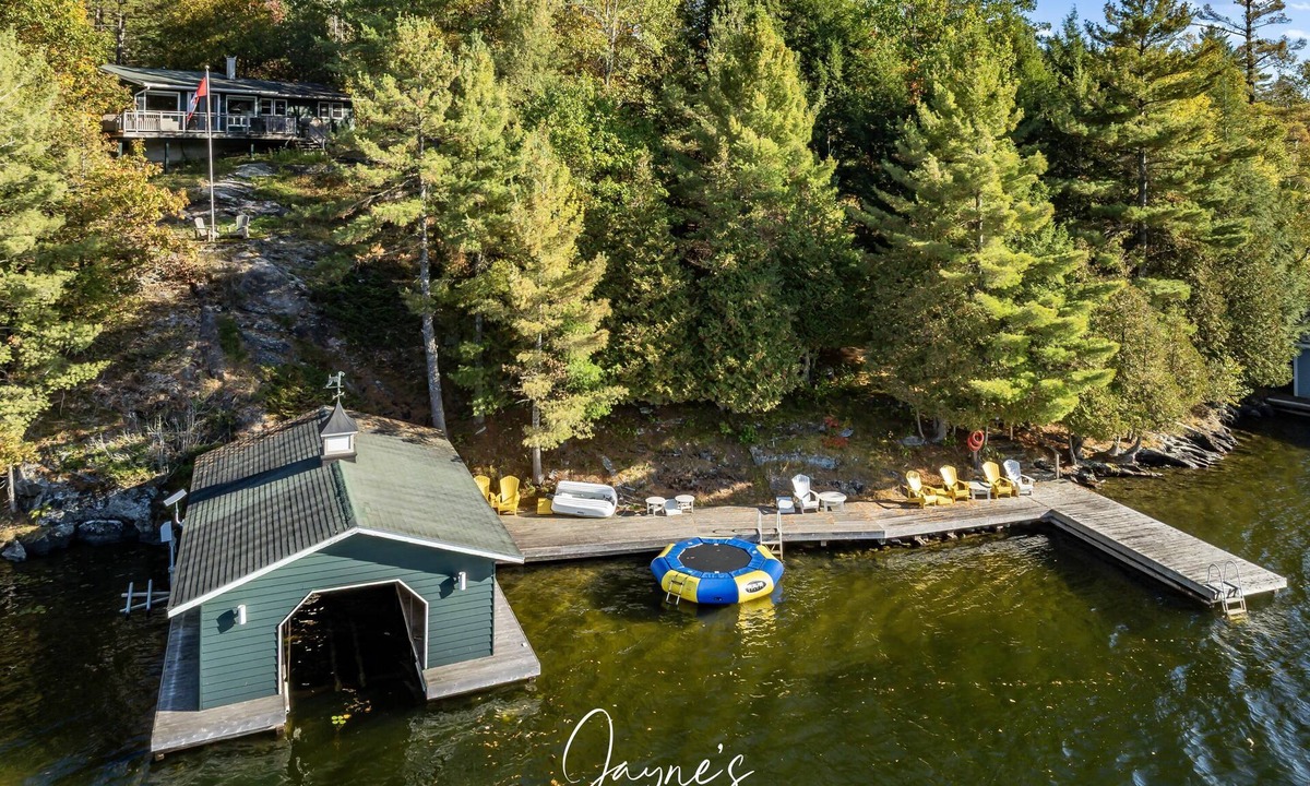 Muskoka Lakes Cottage | 5 bed 2 bath cottage on Lake Rosseau