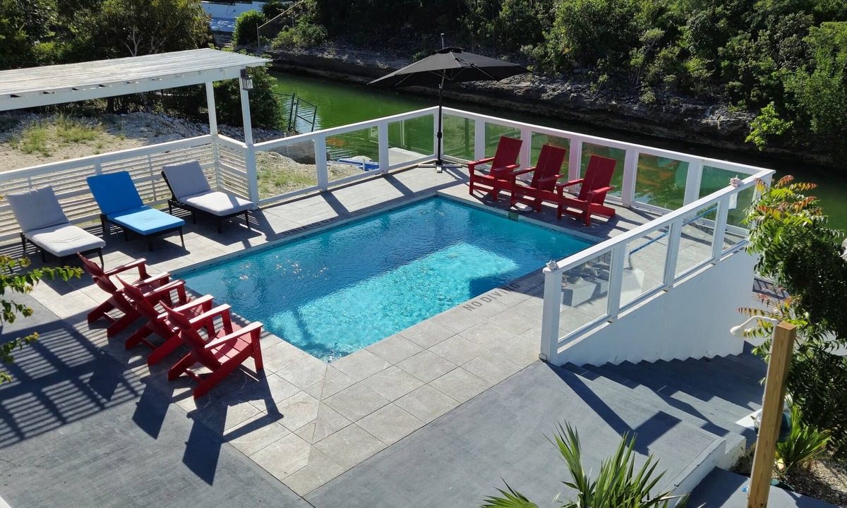 Cooper Jack Bay Settlement Villa | 5 bed, 2 separate units on Canal