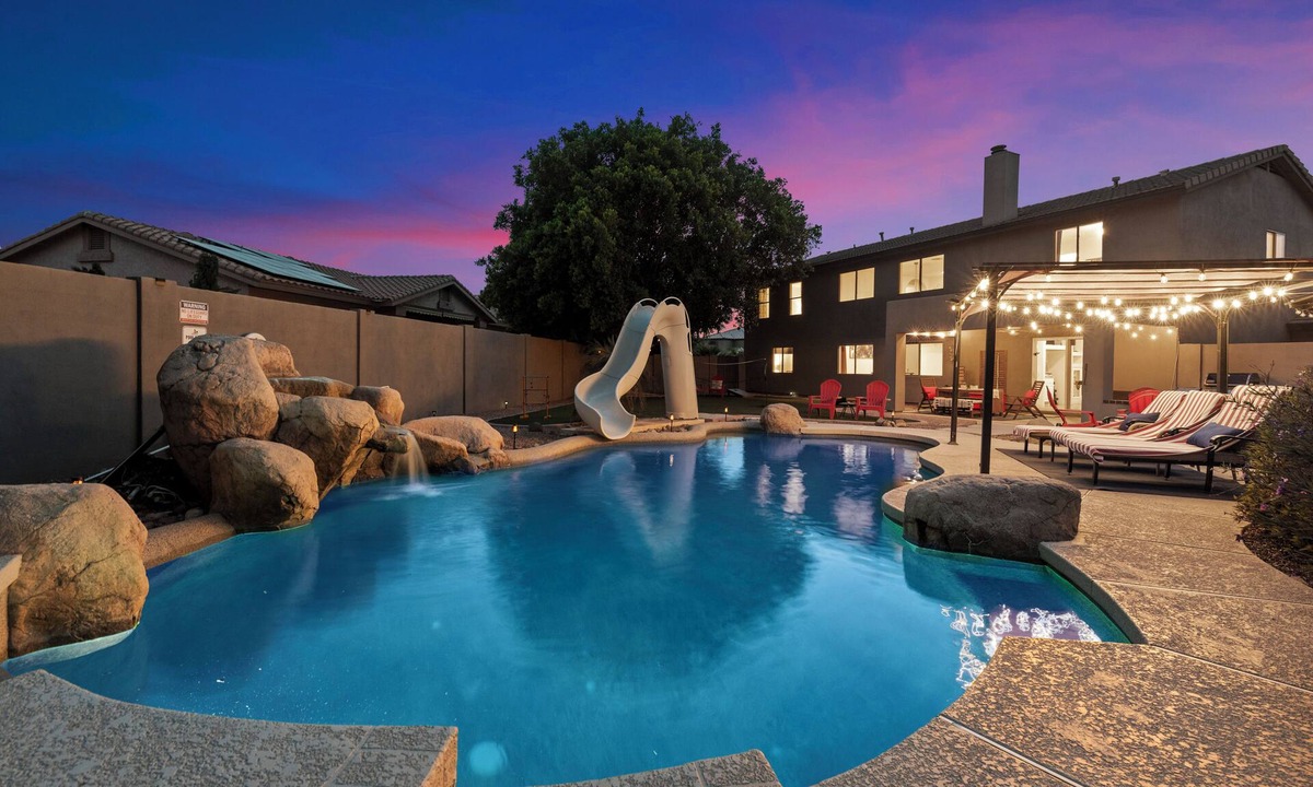Glendale House | 5 Bed 4 Bath Home PREMIUM LOCATION Sleeps 16+ heated pool option and spa