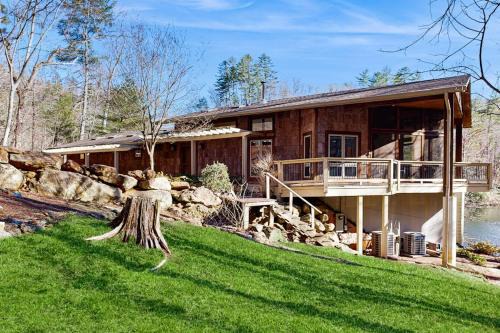 Tuckasegee House | 5 Bed 4 Bath Vacation home in Tuckasegee