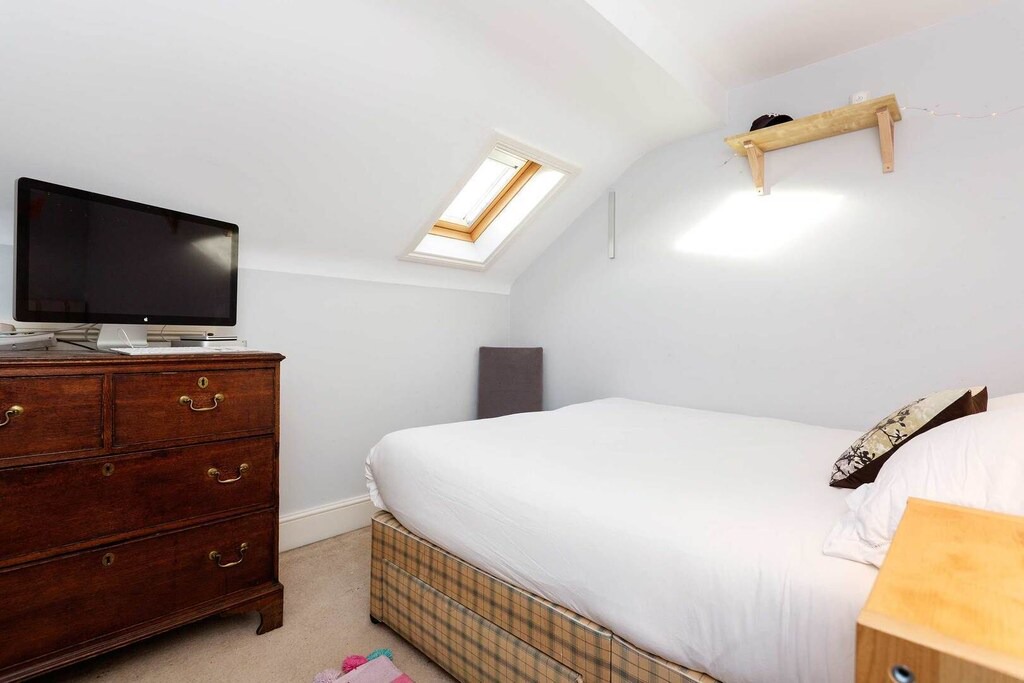 Ravenscourt Park House | 5 bed house, sleeps 7 with garden, reach central London in 30 mins (Veeve)