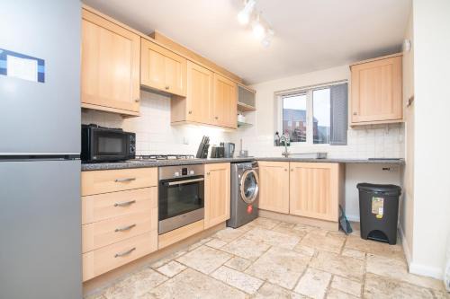 Wolverhampton Villa | 5 bed house with free parking in quiet location