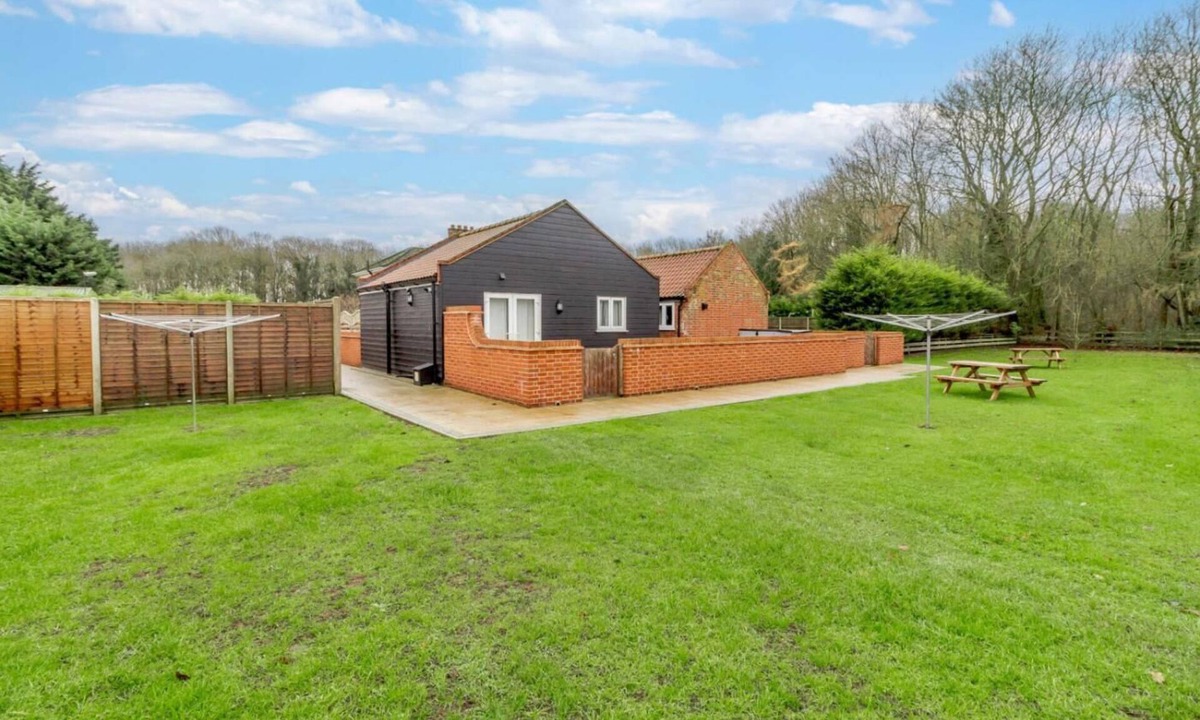 Norwich Cottage | 5 Bed in Chedgrave (oc-twcg)