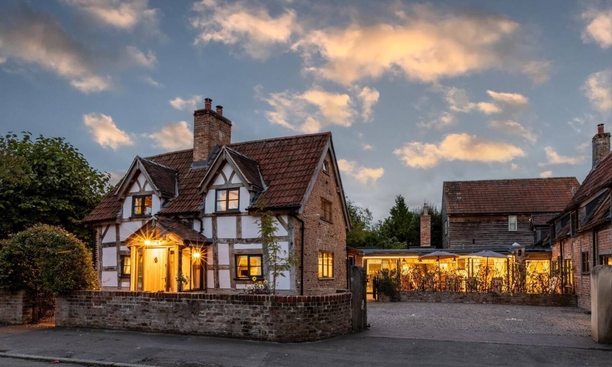 Dursley Cottage | 5 Bed in Frampton On Severn (oc-d29489)