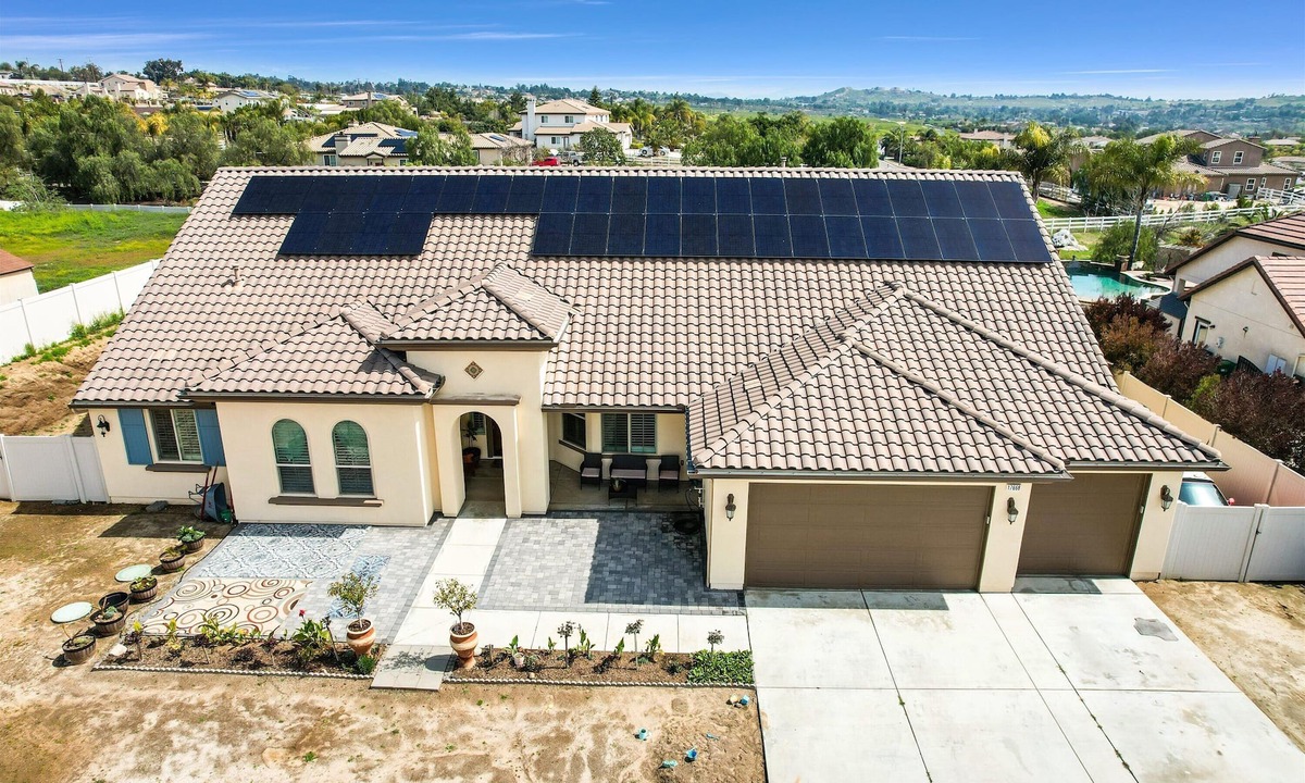 Woodcrest House | 5 bed rooms 3.5 bathroomnPool tablenHome theaternFire place indoor/outdoor