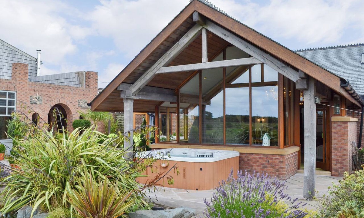 Poulton-le-Fylde Cottage | 5 bedroom accommodation in Stalmine, near Poulton-le-Flyde