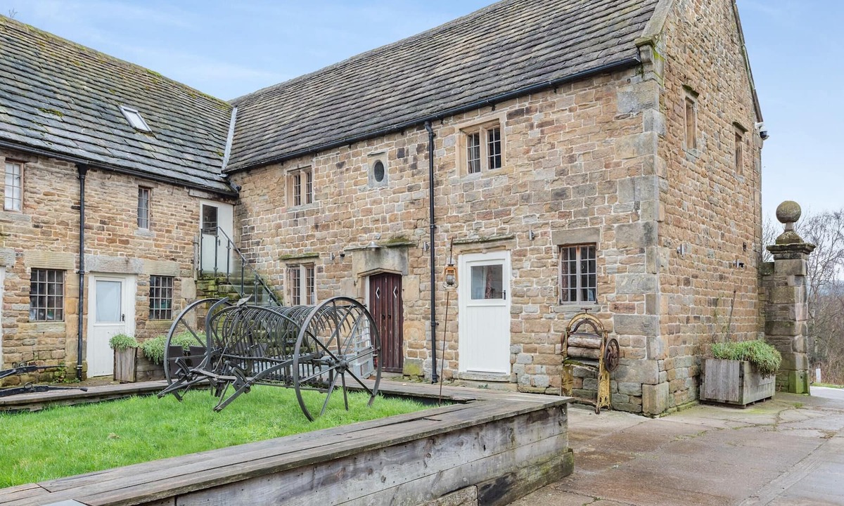 Chesterfield Cottage | 5 bedroom accommodation in Barlow, near Dronfield