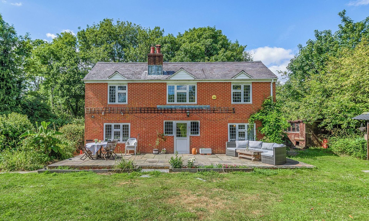 Dibden Cottage | 5 bedroom accommodation in Dibden, near Southampton