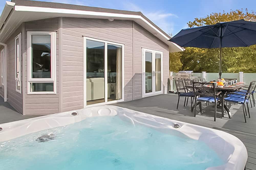 Milford on Sea Ski Chalet | 5 bedroom accommodation in Milford-on-Sea, Nr Lymington