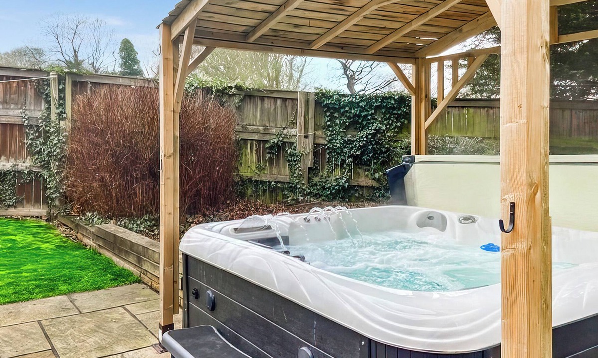 Leeds Cottage | 5 bedroom accommodation in Pudsey, near Leeds