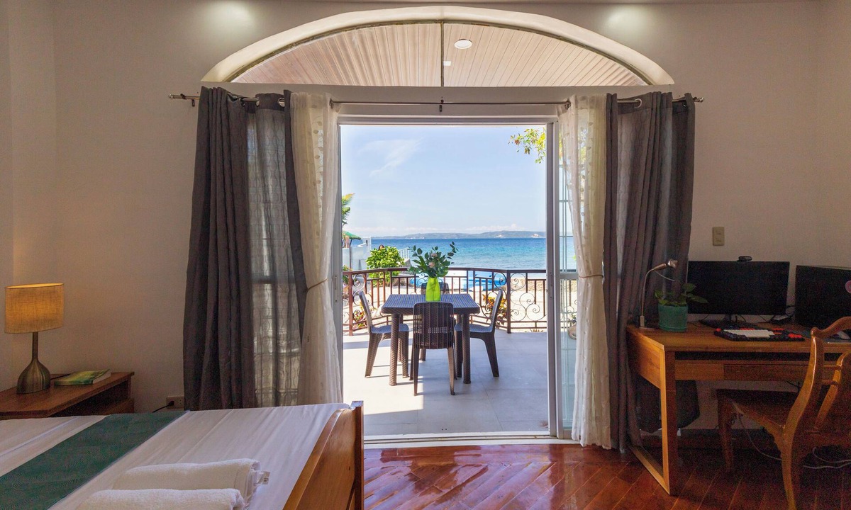Calatagan Resort | 5-Bedroom Beachfront Mansion in Calatagan with Outdoor Pool