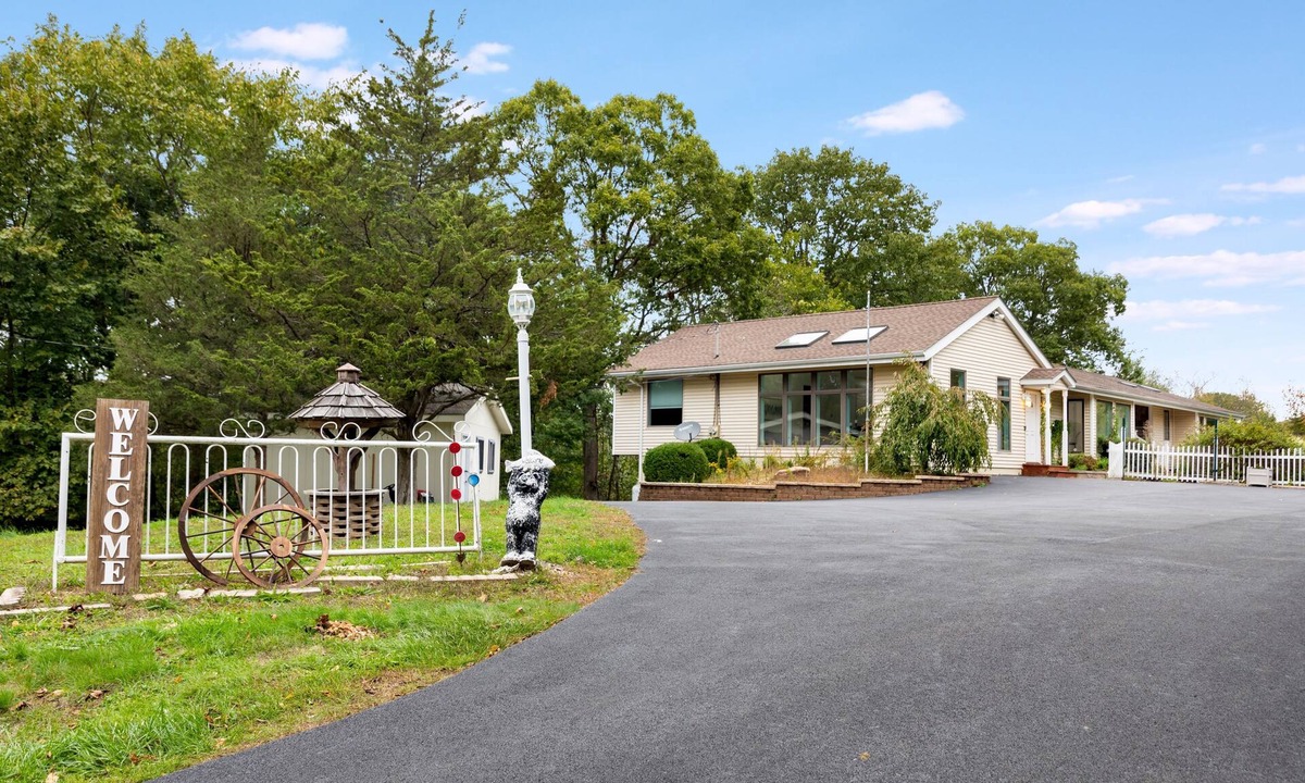 Monroe House | 5-bedroom serene retreat in charming Monroe