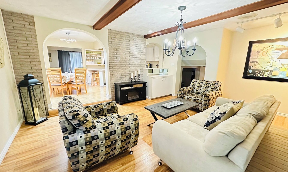 Waterloo House | 5 bedroom spacious house in a sought after neighborhood