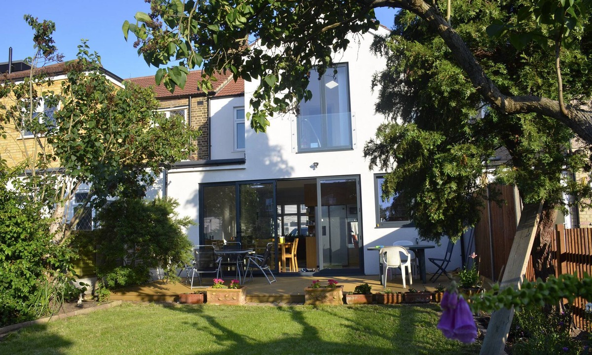 Redbridge House | 5 bedroom sunlit family house with garden