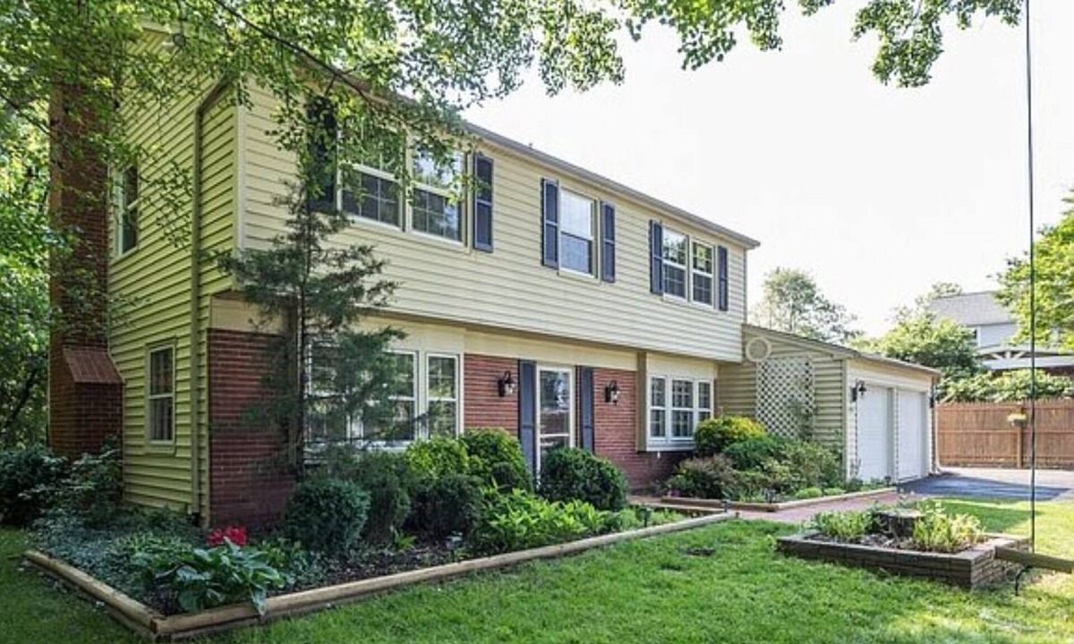 Fairfax House | 5 BR home and tree house. Screened porch & deck with hot tub and gas fire bowl.