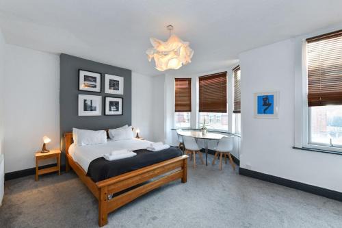 Sneinton House | 5-BR Home Featuring Art and Photography Collection