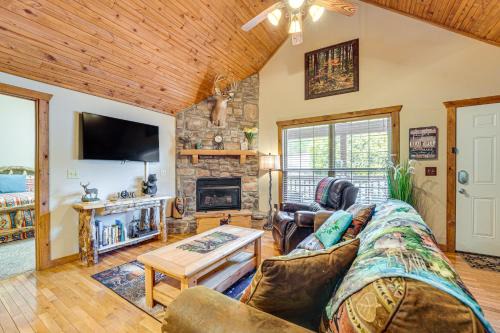 Branson West House | 5 Mi to Silver Dollar City! Family Cabin Near Golf