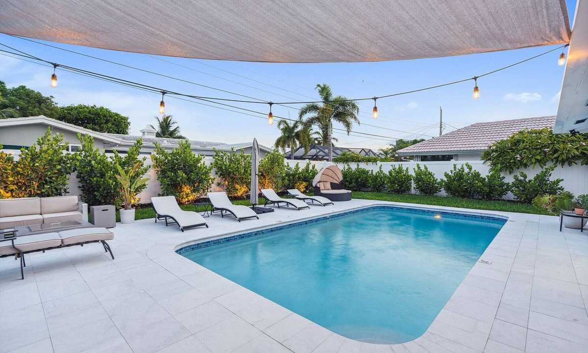 Imperial Point House | 5 min to beach/Lux modern home/Exceptional outdoor area/pool/games
