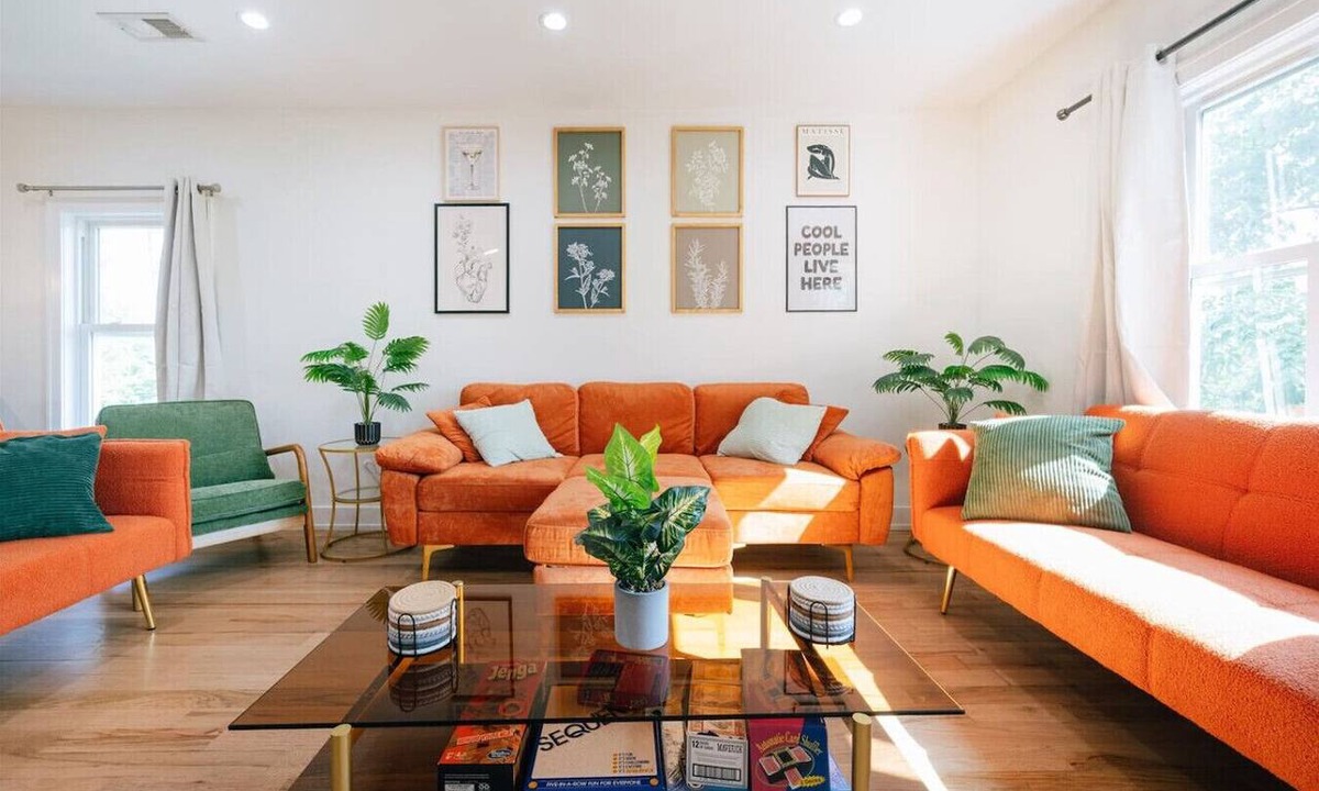 Pilsen Apartment | 5 Mins to Downtown CHI Sleeps 10 - Parking + Games