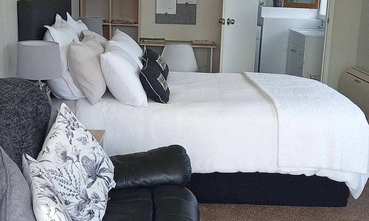 Milton Apartment | 5 minutes to the Clutha Gold Cycle Trail-Garden View-Close to Dunedin & Catlins
