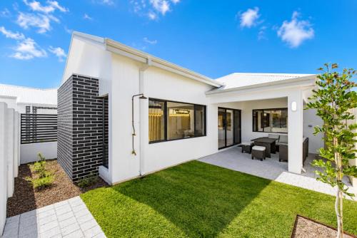 West Busselton House | 5 O Clock Somewhere - Cosy Coastal Hideaway,