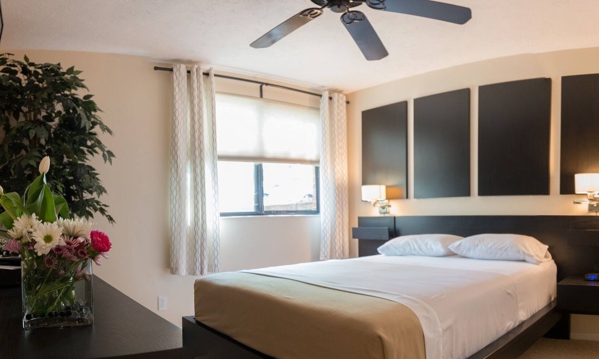 Roselawn Finance Condo | 5-STAR Rated - Cincinnati's favorite extended stay Apartments!