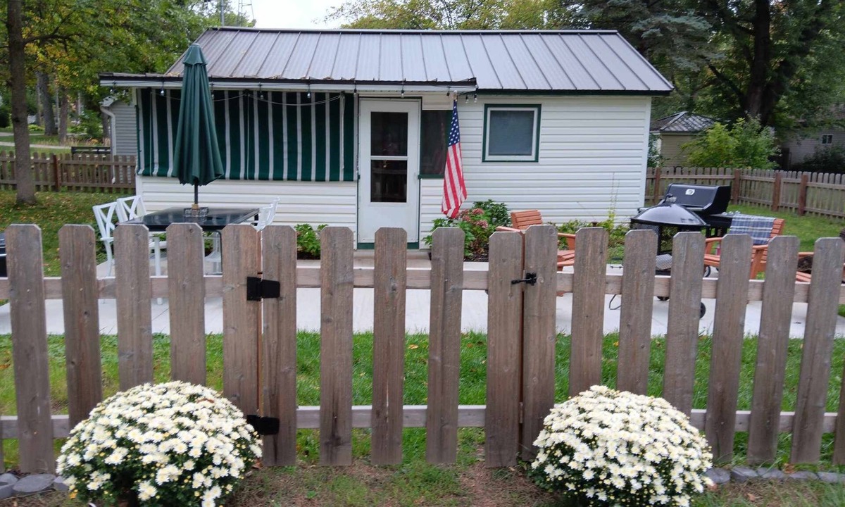 Markesan Cottage | 5 Stars! Low rates for 2025 Winter Fun!